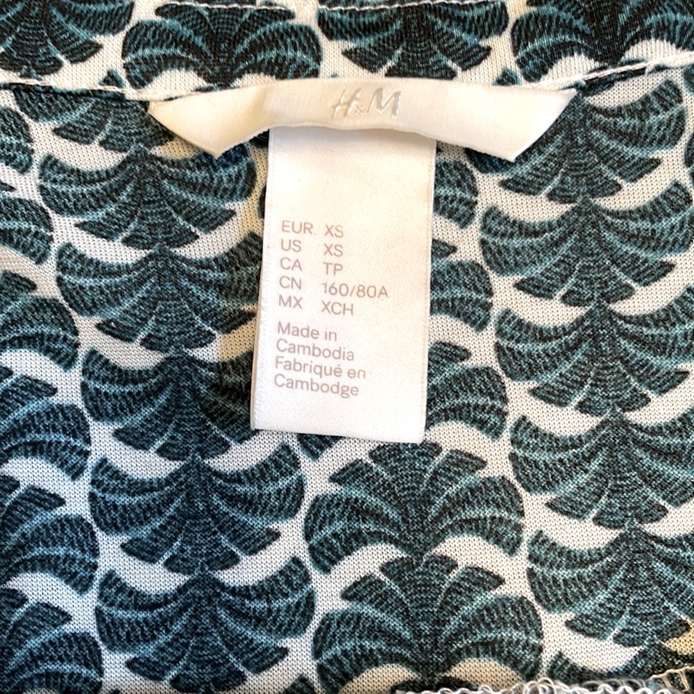 Cute Top w/ Fun Pattern - Picture 4 of 5